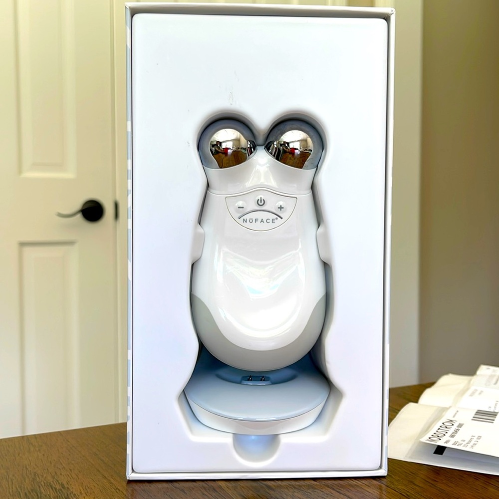 NuFace White + Charging Station